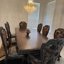 Dining Table almost new