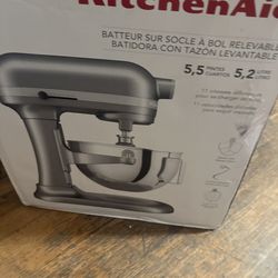 Kitchen aid 5.5 quart mixer brand new
