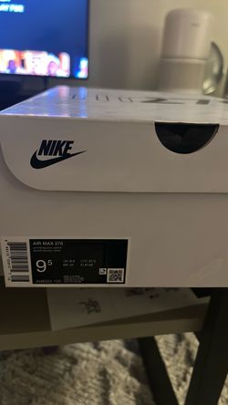 Size 9”5 Nike 270
