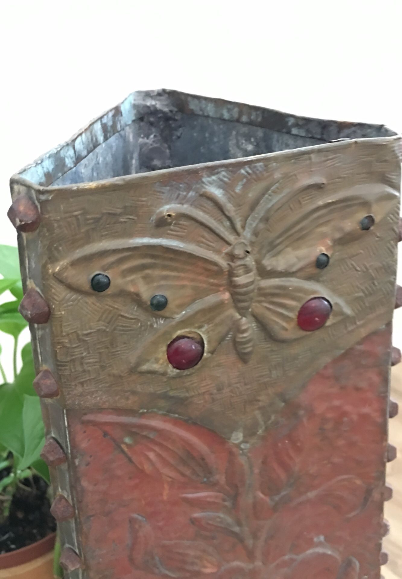 ANTIQUE STAMPED BUTTERFLY VASE Collectibles & Art