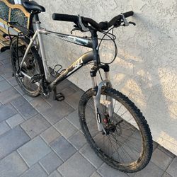 Specialized hard rock mountain bike disc brakes 26 inch wheels