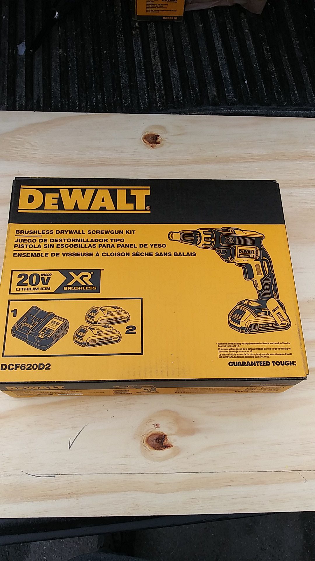 ( New ) DeWalt 20 volt Max XR brushless drywall screw gun kit