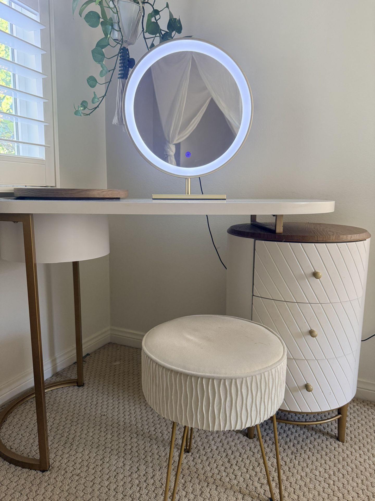 Modern Makeup  Vanity Desk W Mirror 