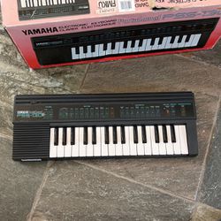 Yamaha Electric Keyboard 