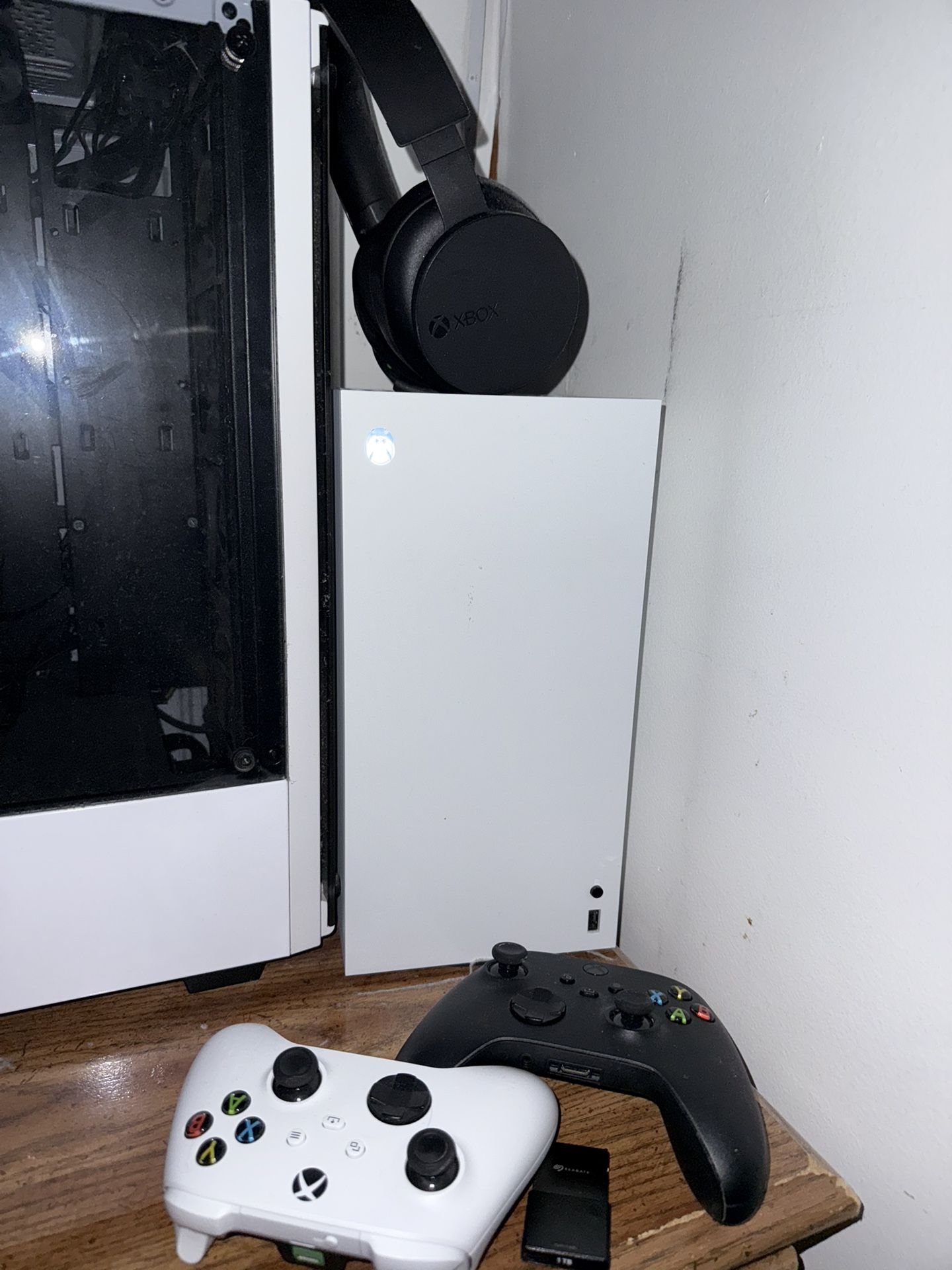 Xbox Series X  2tb Bundle 2 Controller And Xbox Headphones 
