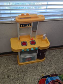 Kid's play kitchen