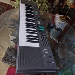 Yahama Keyboard and Synthesizer (PSR-21) Open Box
