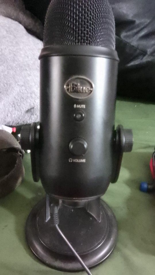 Logitech Blue Yeti USB Microphone W/ Stand and USB Cord (Blackout Edition)