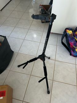 Ultimate guitar stand