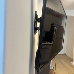 PHILLIPS “55 INCH GOOGLE SMART TV  $250 WITH TV MOUNT.  $220 WITHOUT TV MOUNT.  NEW ROCHELLE,NY PICK UP ONLY!