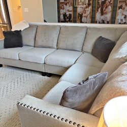 Cream stuffed sectional / couch / sofa - Will deliver 