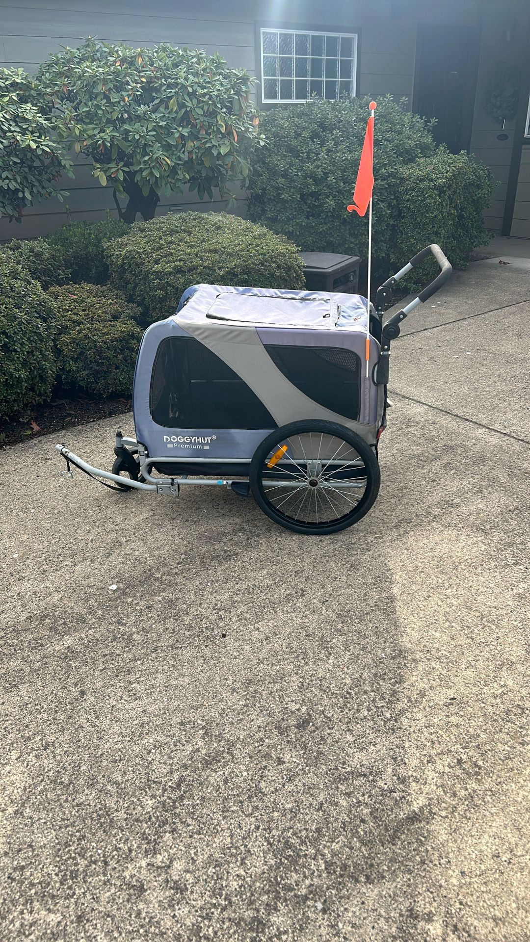 Doggyhut Pet carrier.