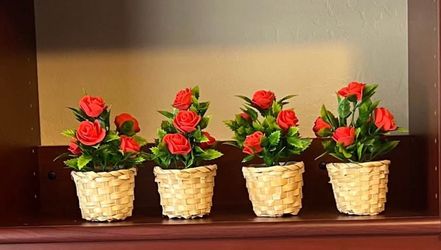 Small Woven baskets with artificial roses