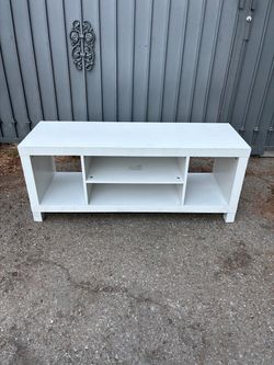 White stand