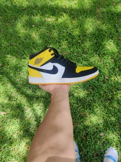 Jordan 1 Mid Yellow Toe