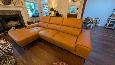 New Tangerine Sectional Couch with Chaise! Free Delivery 🚚!