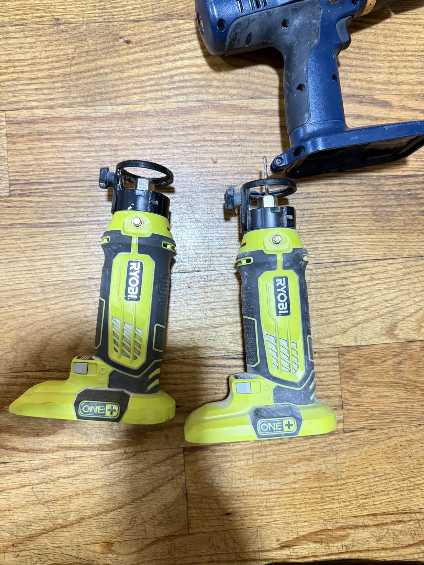 SAW Rotary Cutter with 2.0 Ah Battery and Charger Kit
