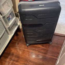 Three suitcases, two big one one Karay home