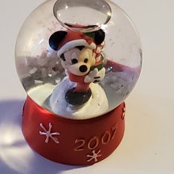 2" 2007 Minature Mickey Mouse Wearing Santa Hat With Present  Minature Snowglobe 