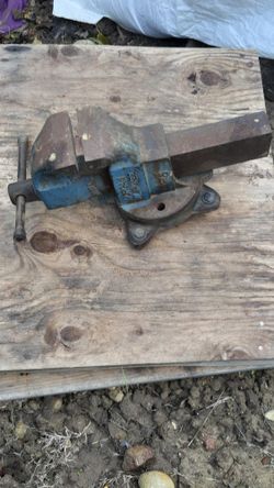 Vintage Metal Bench Vise