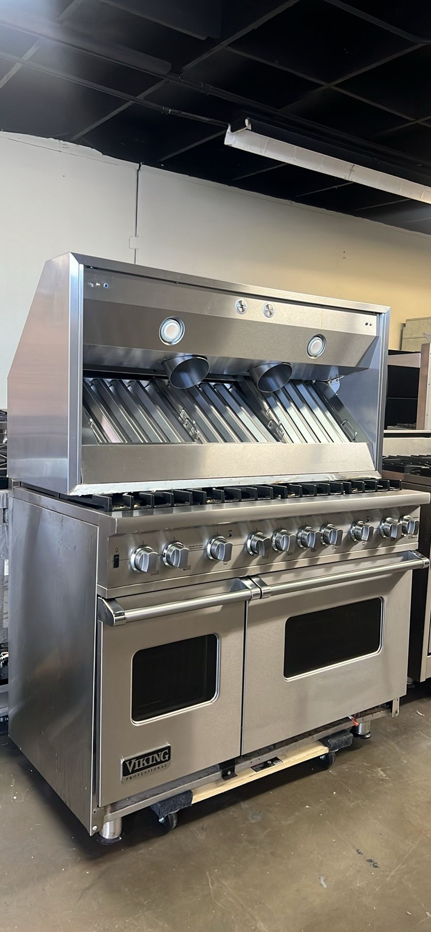 Viking 48”Range Stove 8 Burners And Viking 48”Range Hood