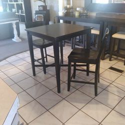 32x32 Counter Hight Table And Chairs 