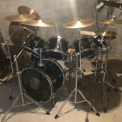 7 Piece Tama Drum Set With 7 Zildjian symbols 