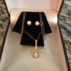 18k Gold And Genuine Opal Necklace And Earrings 