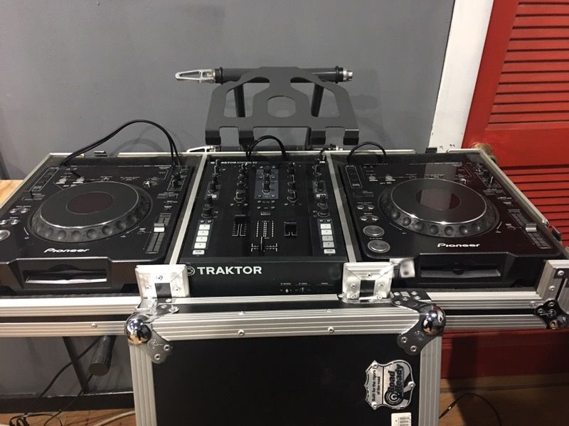 2 Pioneer CDJ1000 MK3 w/ Traktor kontrol z2 with road case. Laptop stand included