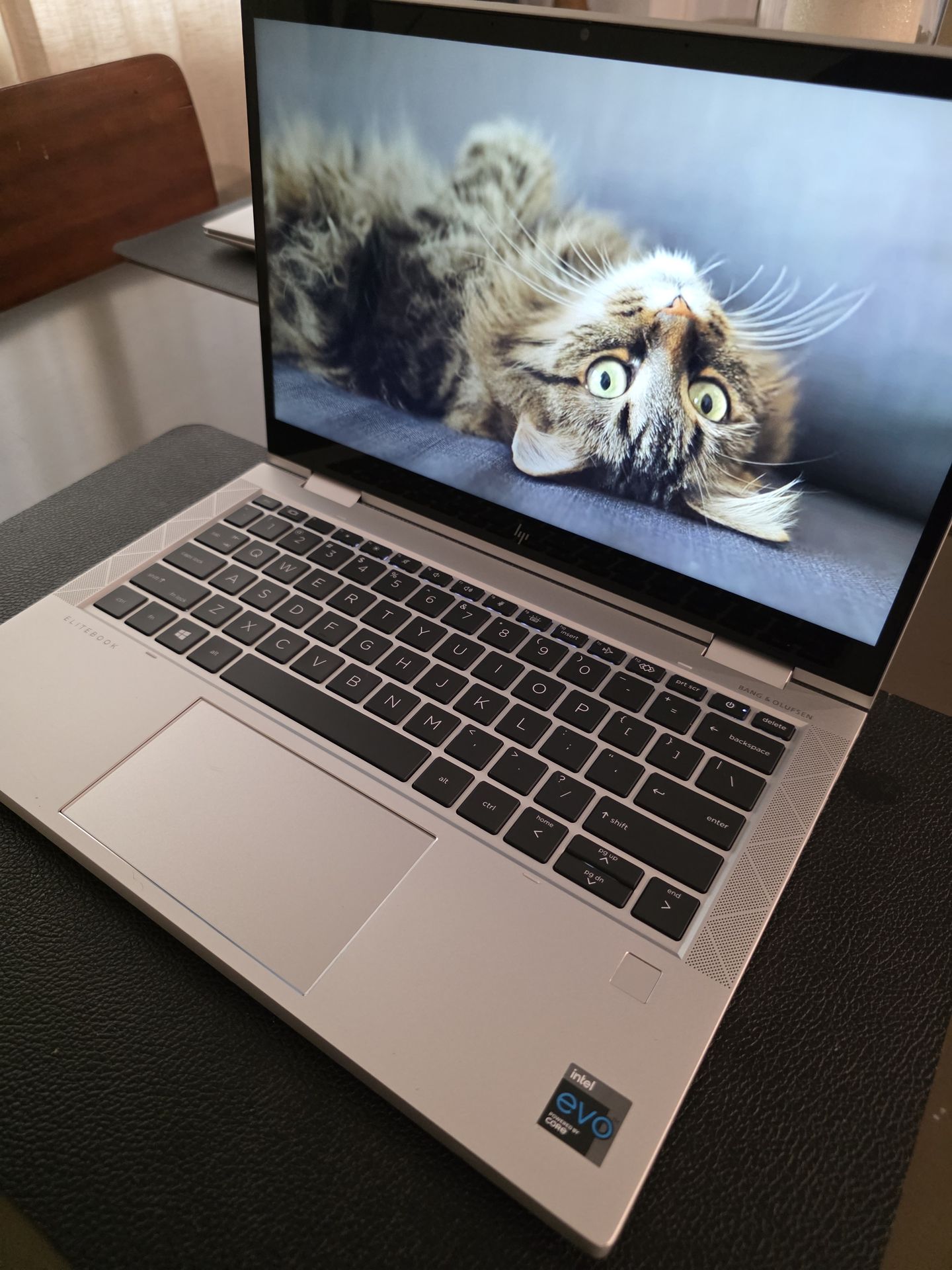 Hp Elitebook 830 G7 13.3 inch UHD touchscreen display convertible laptop folds in to a tablet