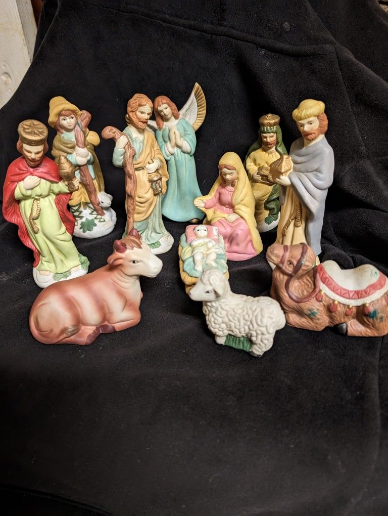 Christmas Manger Scene, 9 Porcelain Figures Mary, Jesus, Stable, Animals. East Or Westside