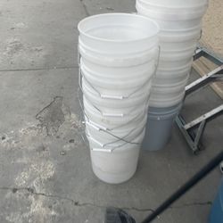 Botes Blancos De Plastico Limpios Eran De Jabón 