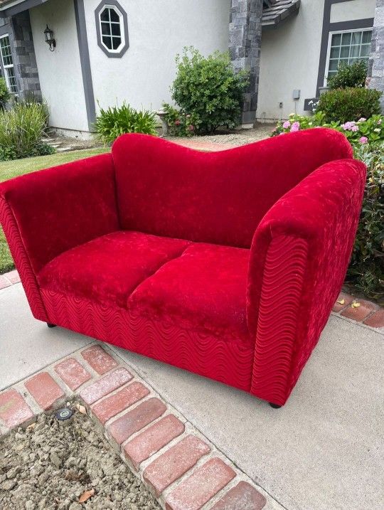 Red Velvet Love Seat - Awesome Looking