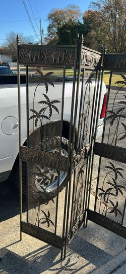 Metal partition with elephants and palm trees, solid