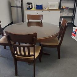 Cherry Table Round With Glass Top And 4 Chairs 