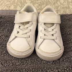 white toddler nike size 4
