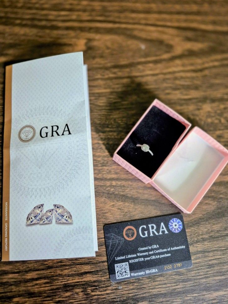 VVS1 Engagement Ring Moissanite