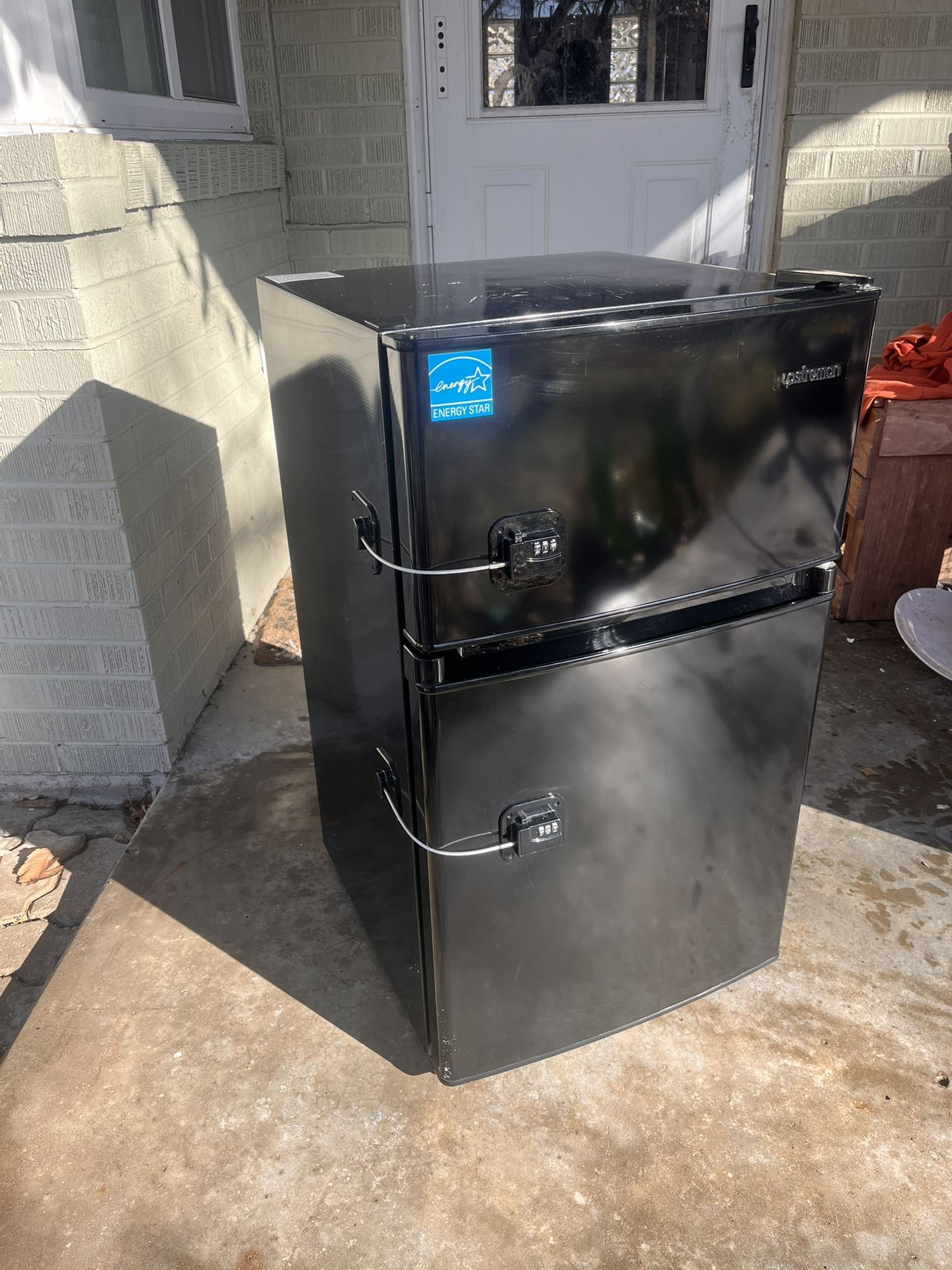 Mini Fridge With Temp Control And Magnet Locks