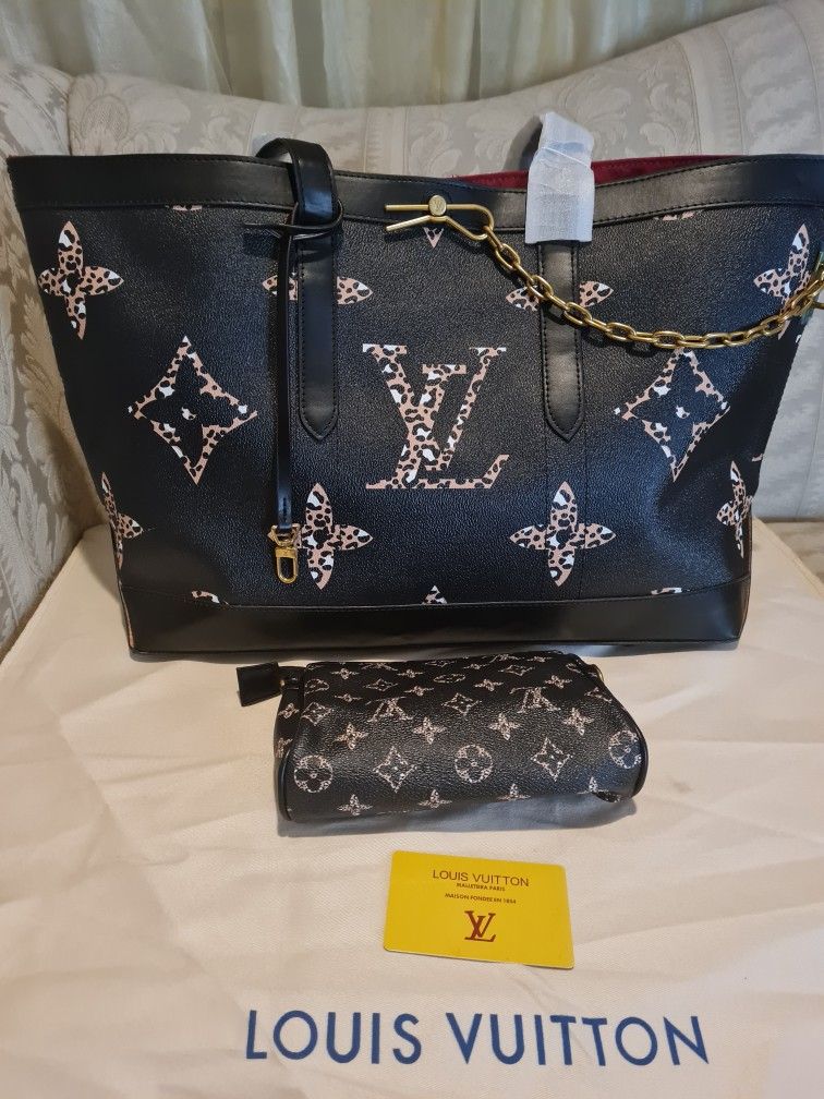 DESIGNER GRAND / LARGE BLACK TOTE WITH OUTER CHAIN & HOOK AND SMALL PURSE  for Sale in Riverdale, GA - OfferUp