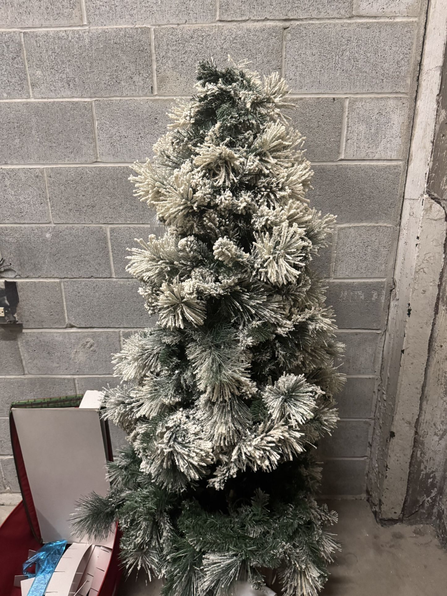 christmas tree 6 feet tall And Everything 40$ Cash