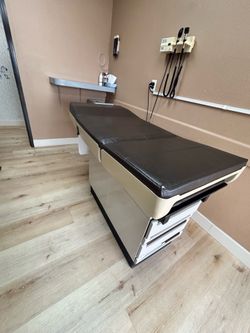 Midmark 404 Exam Table