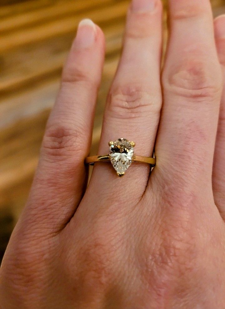 Beautiful Gold and Diamond Solitaire Antique Ring