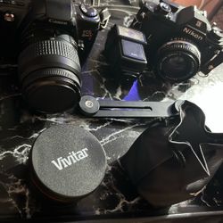 Canon Cámara And Nikon Camera With Visitar Lens And A Canon Lens One Flash