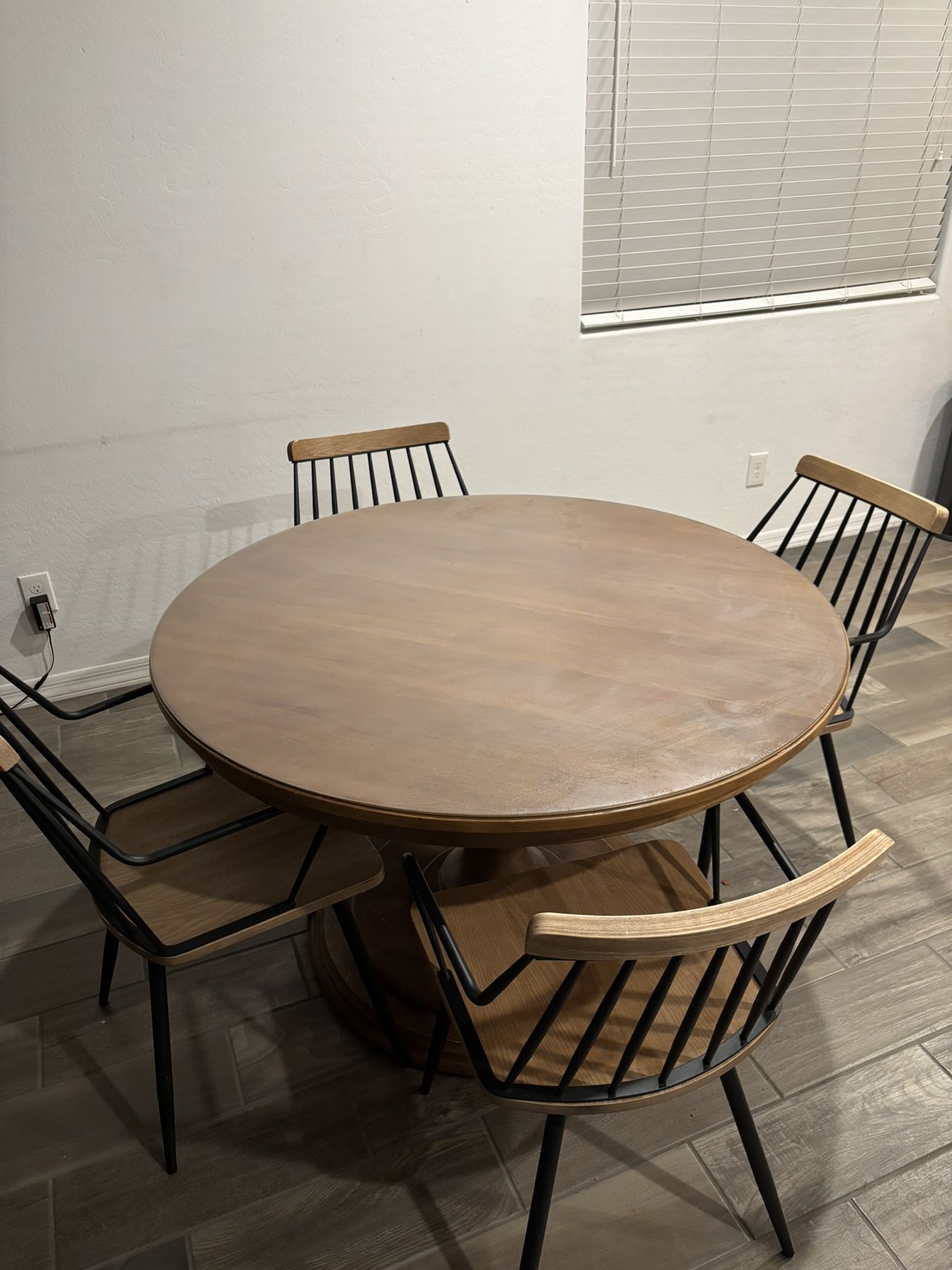 Kitchen Table And 4 Chairs