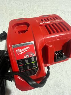 Cargador Milwaukee