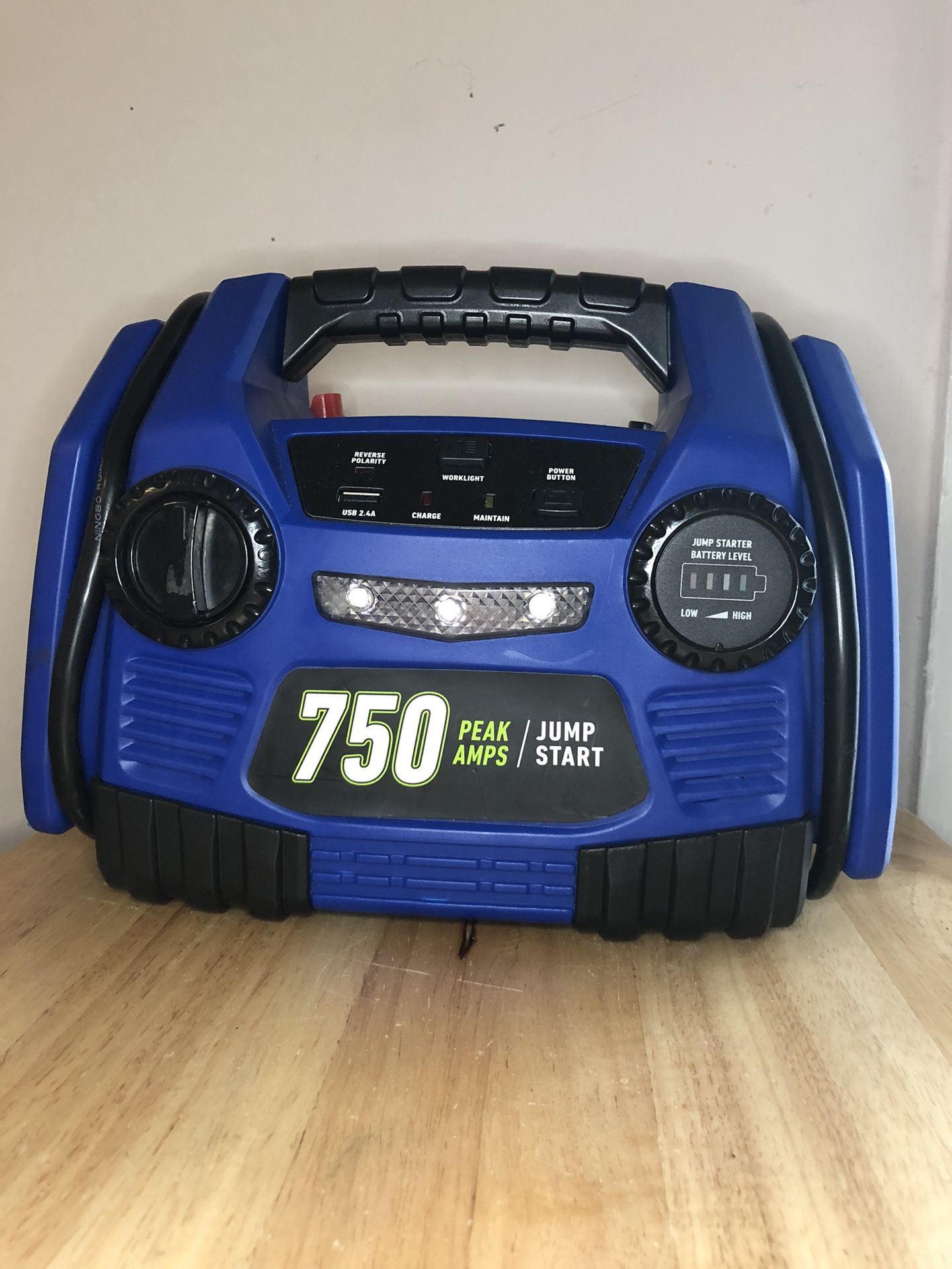 CEN-TECH 750 Peak Amps Car Battery Jump Start