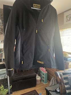 De Walt Women’s Heated Jack It  For Sale 80:00 Dollars New , But No Battery, No Charger Sell As Is 