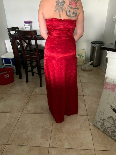 Red silk sleeveless prom/homecoming dress