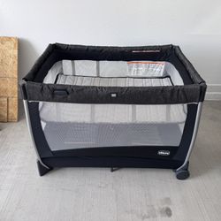 Chicco Pack And Play With Bassinet And Changing Table 
