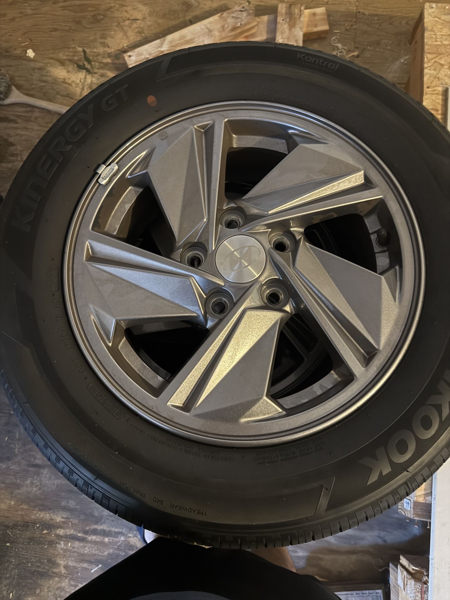 15 Inch Hyundai Elantra Rim and Tire
